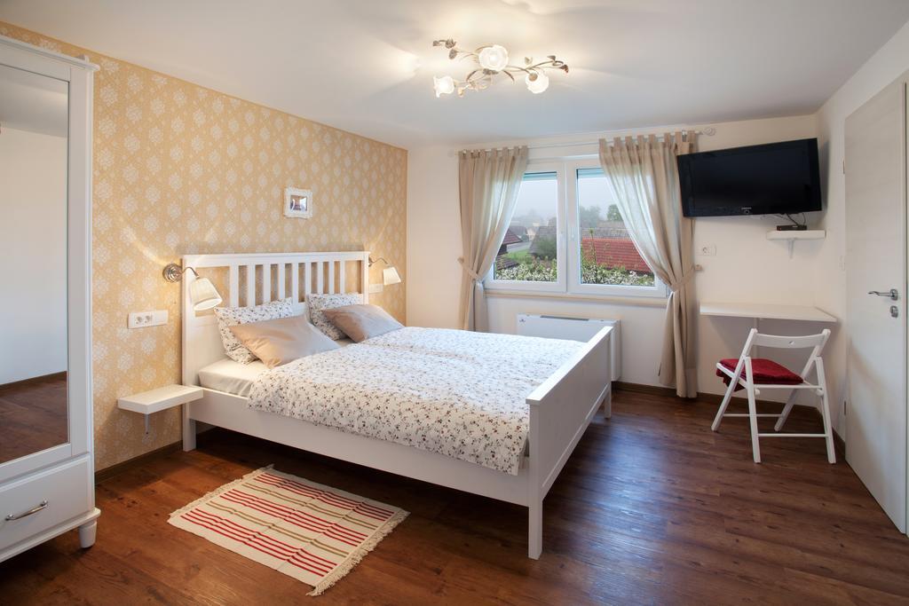 Hotel Samarin Črnomelj エクステリア 写真