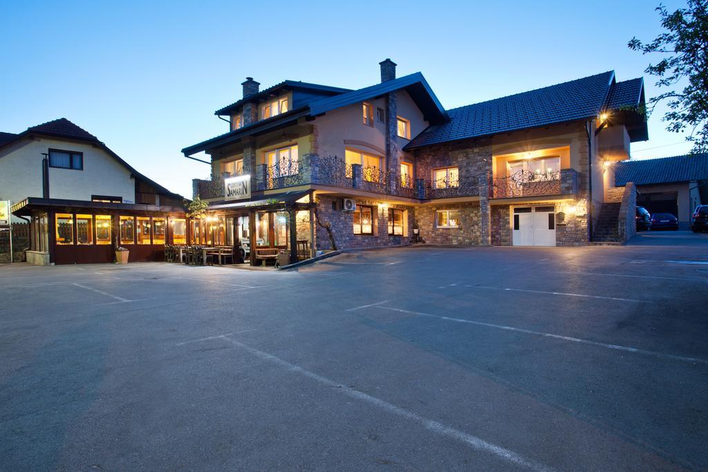 Hotel Samarin Črnomelj エクステリア 写真
